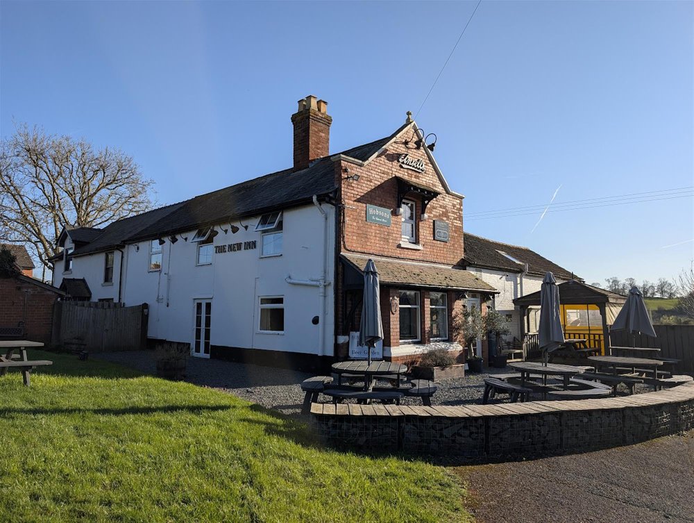 HEREFORDSHIRE - WELL-ESTABLISHED, CHARACTER, COTTAGE STYLE PUB IN PRIME VILLAGE LOCATION