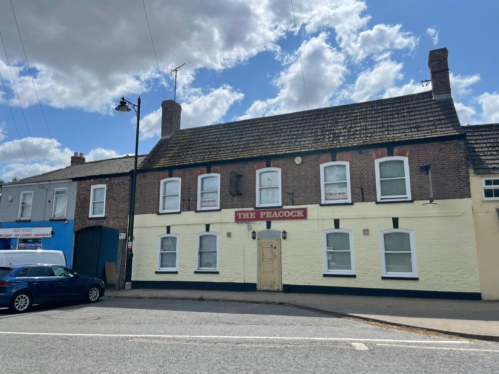 LINCOLNSHIRE - TOWN CENTRE PUB WITH PLANNING FOR 5 FLATS