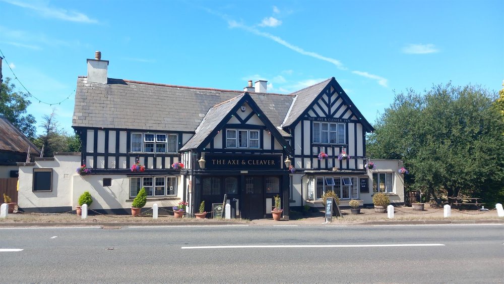 HEREFORDSHIRE – BLACK AND WHITE MAIN ROAD PUBLIC HOUSE SET IN 2.25 OF AN ACRE
