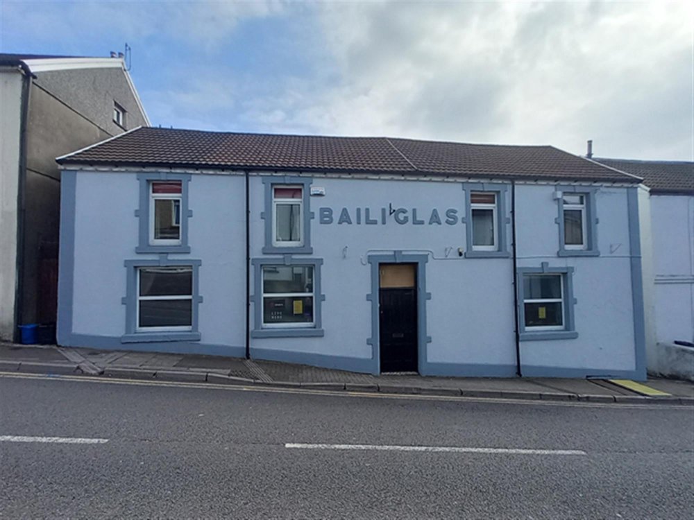 SOUTH WALES - EDGE OF TOWN CENTRE FREEHOUSE
