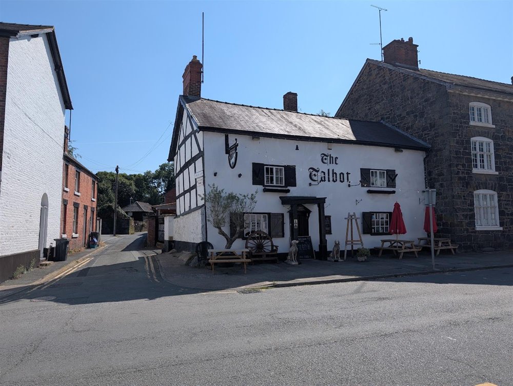 MID WALES/SHROPSHIRE BORDER - MARKET TOWN 'BLACK AND WHITE' FREEHOUSE