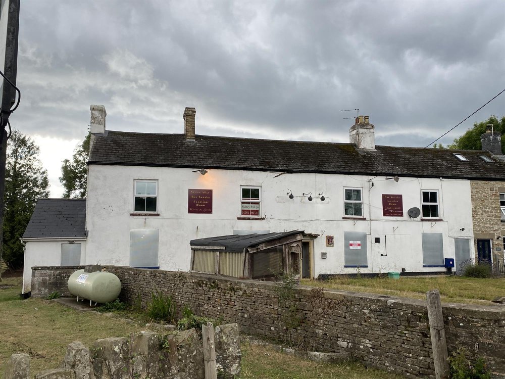GLOUCESTERSHIRE - SUBSTANTIAL VILLAGE PUBLIC HOUSE