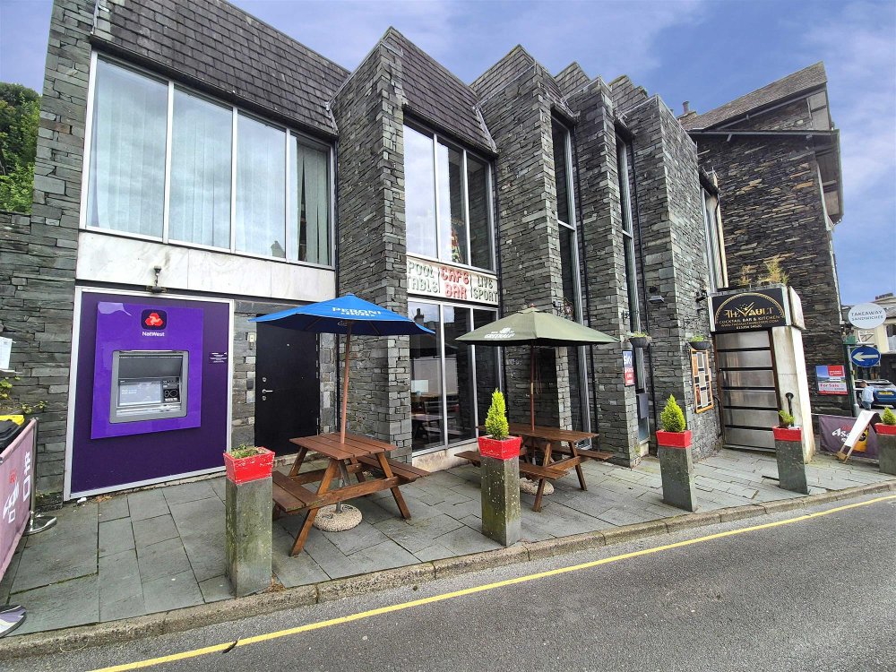 LAKE DISTRICT - STYLISH BAR AND KITCHEN IN TOURIST TOWN
