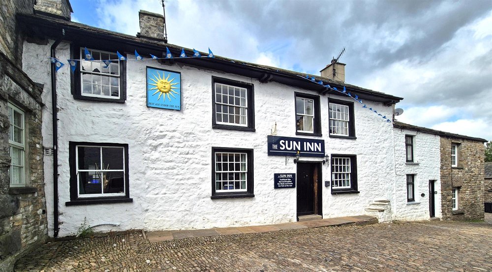 YORKSHIRE DALES - GRADE II LISTED PUBLIC HOUSE IN CHOCOLATE BOX LOCATION