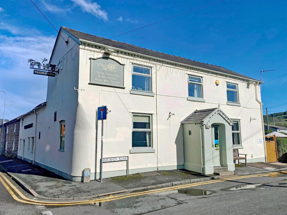 POWYS – WELL-APPOINTED, FOOD-LED PUBLIC HOUSE WITH EXCELLENT TRADE GARDENS IN BUSTLING MARKET TOWN