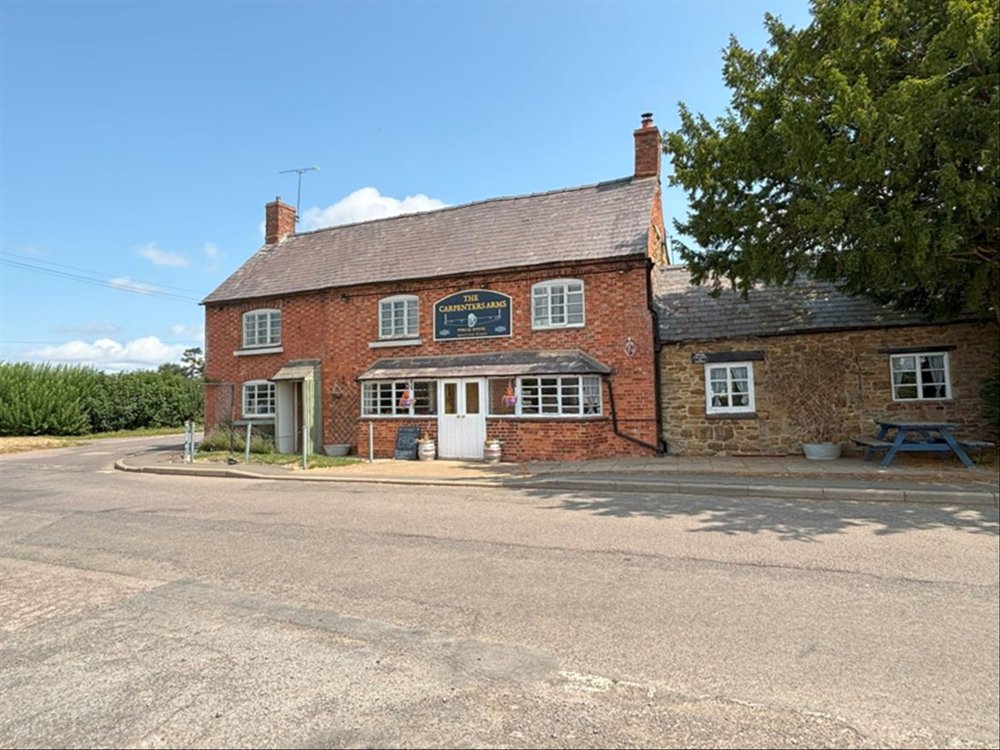 NORTHAMPTONSHIRE - VILLAGE PUB CLOSE TO THE OXFORDSHIRE AND WARWICKSHIRE BORDERS