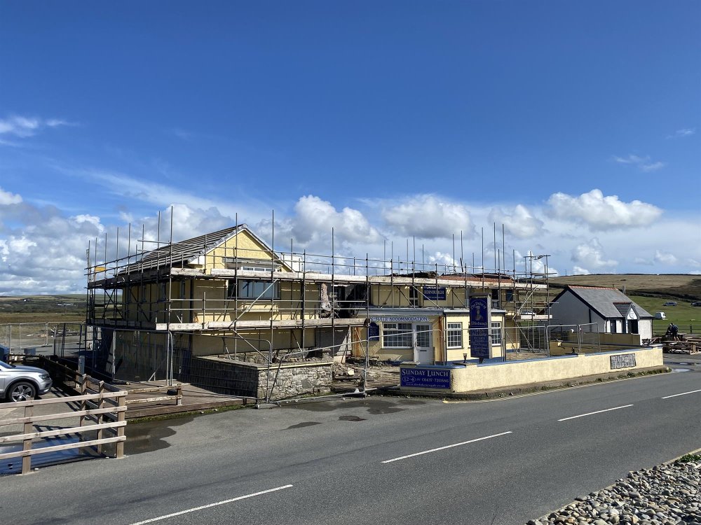 PEMBROKESHIRE - SUBSTANTIAL PUBLIC HOUSE WITH BEACH VIEWS WITH PLANNING PERMISSION 