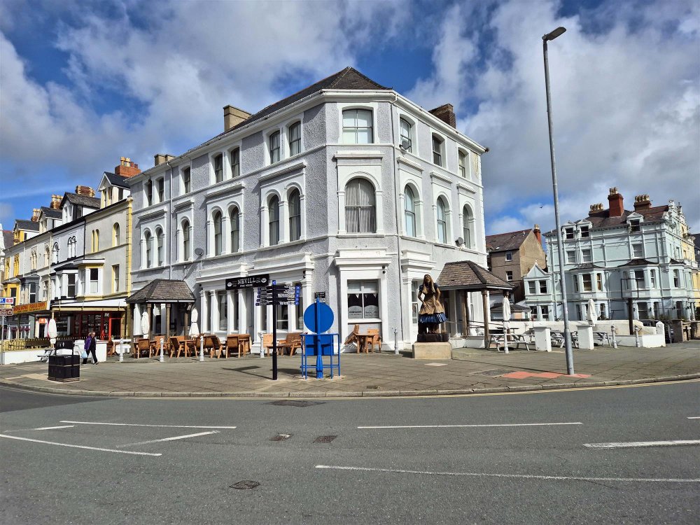 CONWY - SUBSTANTIAL SEASIDE PUBLIC HOUSE WITH PLANNING PERMISSION