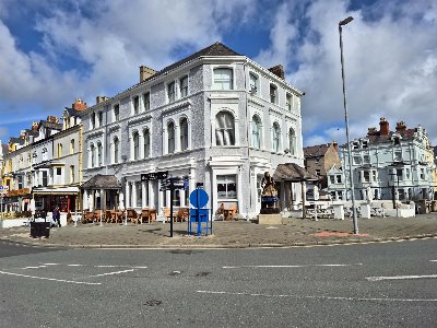 CONWY - SUBSTANTIAL SEASIDE PUBLIC HOUSE WITH PLANNING PERMISSION