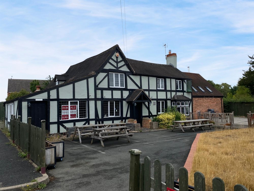 WORCESTERSHIRE - TRADITIONAL BLACK & WHITE VILLAGE PUB