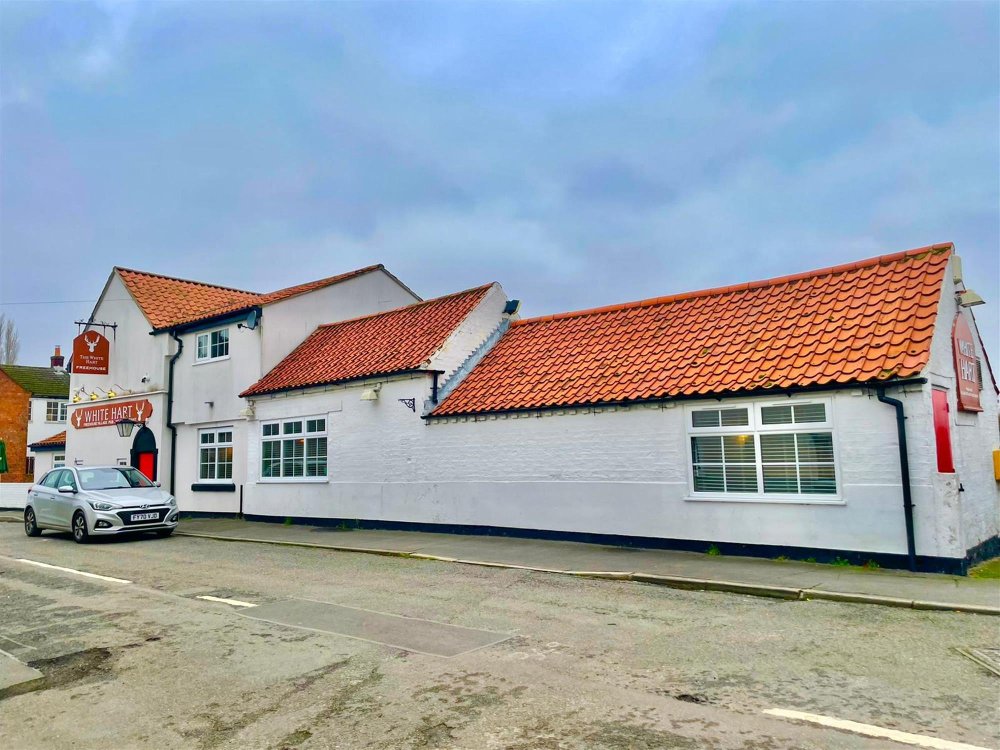 LINCOLNSHIRE - PUB AND RESTAURANT WITH 3 EN SUITE BEDROOMS AND LARGE CAR PARK