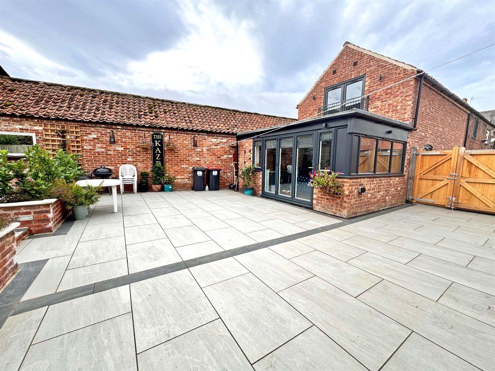 NORTH YORKSHIRE - VILLAGE PUB AND NEWLY BUILT 2 BEDROOM COTTAGE