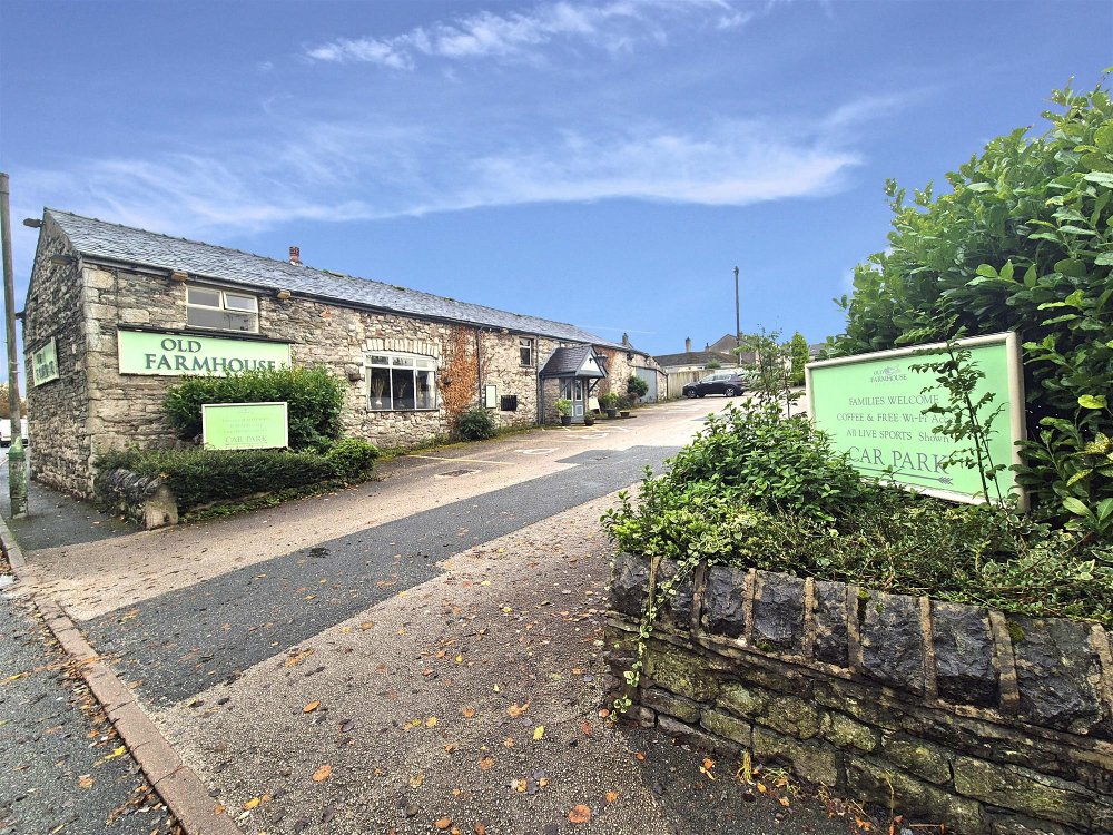 SOUTH LAKELAND – COSY BAR AND RESTAURANT IN CONVERTED STONE BARN