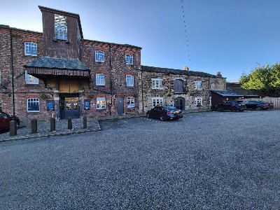 GREATER MANCHESTER - STUNNING CANAL SIDE PUBLIC HOUSE