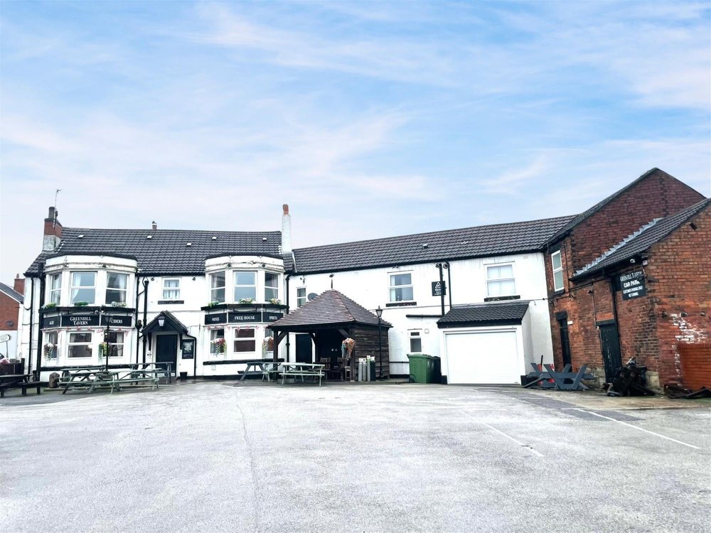 DERBYSHIRE - COMMUNITY PUB WITH LARGE CAR PARK AND TWO FLATS