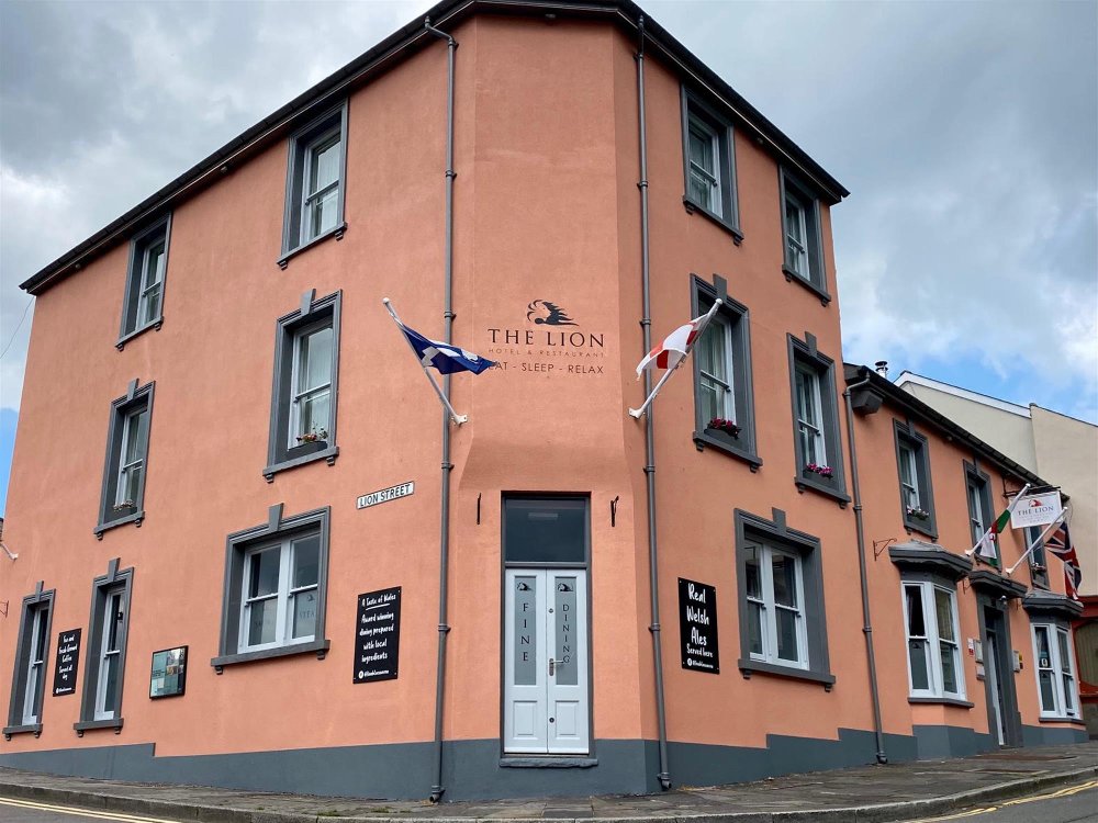 MONMOUTHSHIRE - LION HOTEL & RESTAURANT BROAD STREET BLAENAVON TORFAEN 