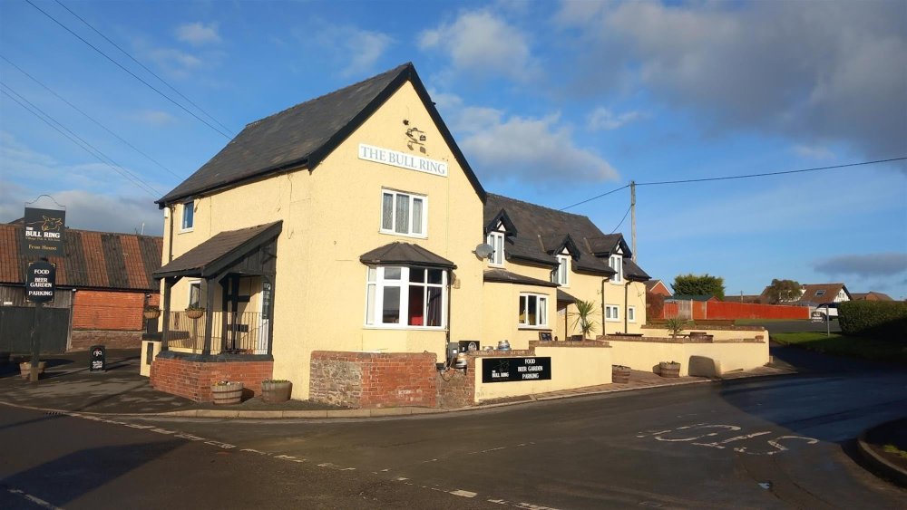 HEREFORDSHIRE - CHARACTER VILLAGE CENTRE PUBLIC HOUSE