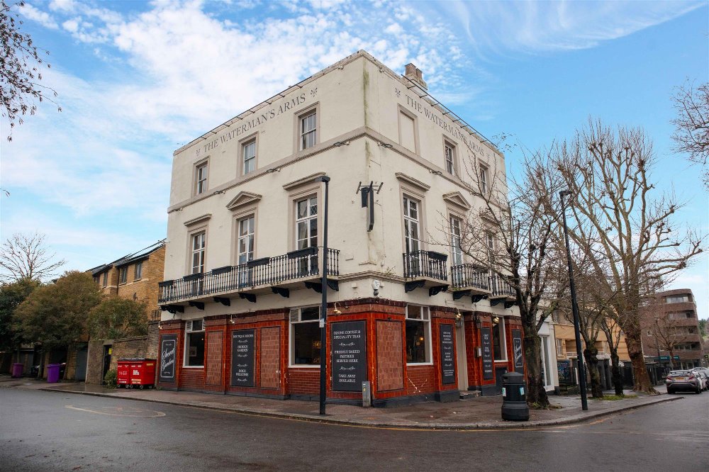 ISLE OF DOGS, LONDON - BUSY REFURBISHED PUB WITH SEVEN LETTING ROOMS