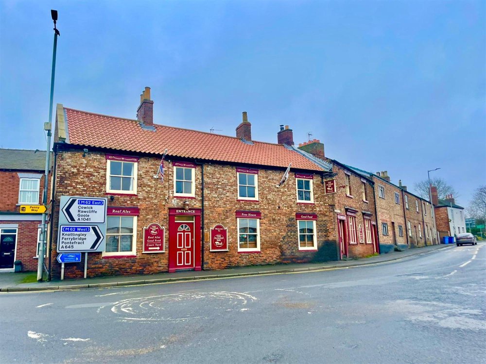 EAST YORKSHIRE - THREE BEDROOM PUB & RESTUARANT WITH THREE LETTING BEDROOMS