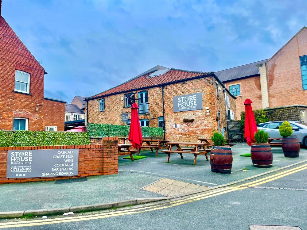 NORTH YORKSHIRE - STYLISH BAR IN CATHEDRAL CITY LOCATION