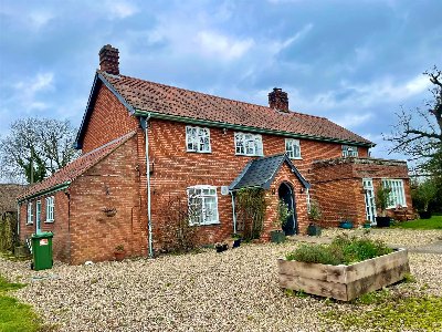 SUFFOLK - THREE BEDROOM PUBLIC HOUSE ON LARGE PLOT