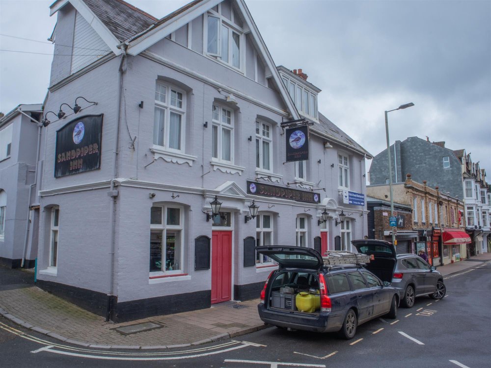 DEVON - PROMINENT WATERFRONT PUBLIC HOUSE WITH LETTING ROOMS IN SEASIDE TOWN