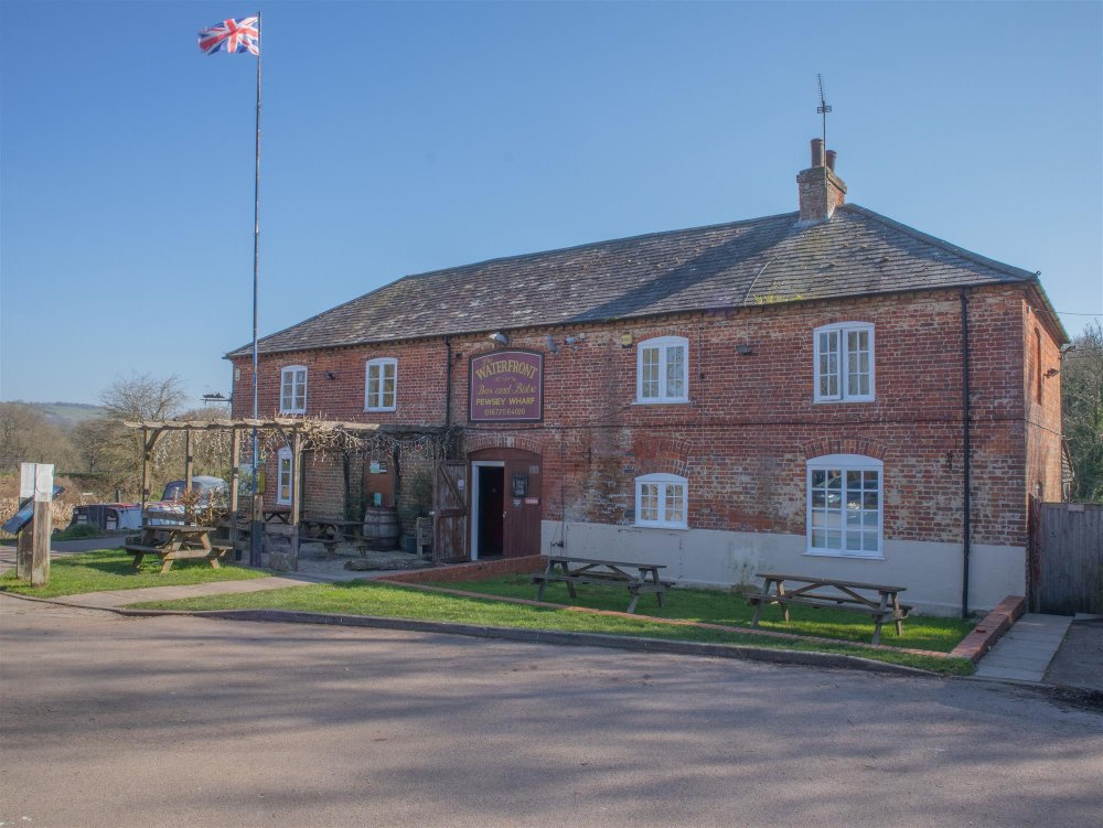 WILTSHIRE - PROMINENT CANALSIDE FREEHOUSE IN VALE OF PEWSEY