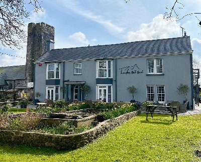 PEMBROKESHIRE - 10 BEDROOM BED and BREAKFAST IN SOUGHT-AFTER TOURIST LOCATION 