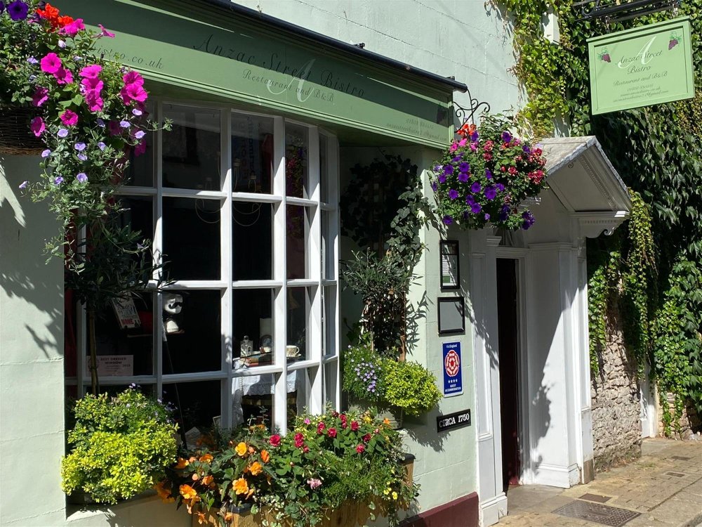 DEVON - B&B AND BISTRO IN CENTRE OF PICTURESQUE SOUTH HAMS HARBOUR TOWN