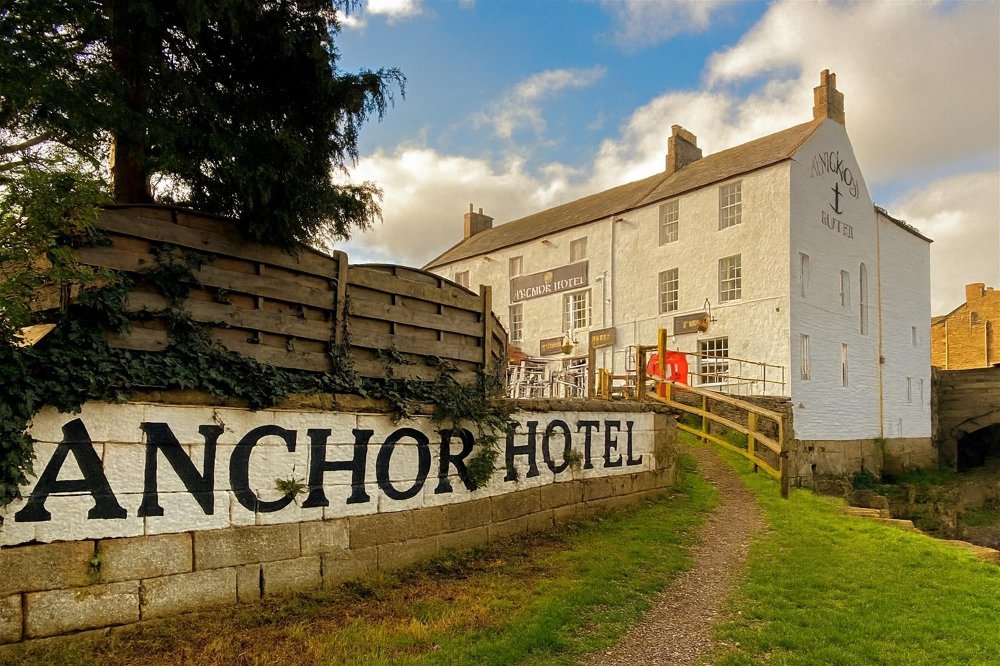 NORTHUMBERLAND - HISTORIC NINE BEDROOM HOTEL, BAR AND RESTAURANT IN SCENIC VILLAGE LOCATION
