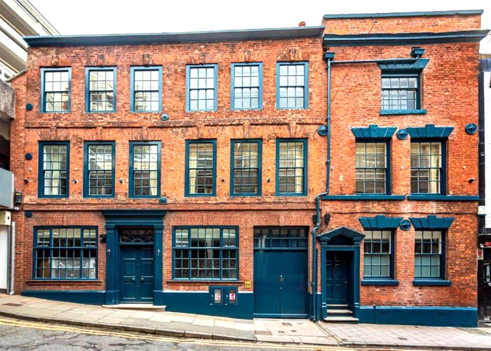 CHESTER CITY CENTRE - LUXURY APARTHOTEL OFFERING 16 INDIVIDUALLY THEMED APARTMENTS, BAR/RESTAURANT AND P/P FOR AN ADDITIONAL 7 UNITS