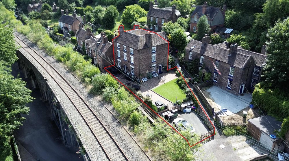IRONBRIDGE GORGE - UNESCO WORLD HERITAGE SITE - HISTORIC GUEST HOUSE AT HEART OF SOUGHT AFTER VILLAGE LOCATION