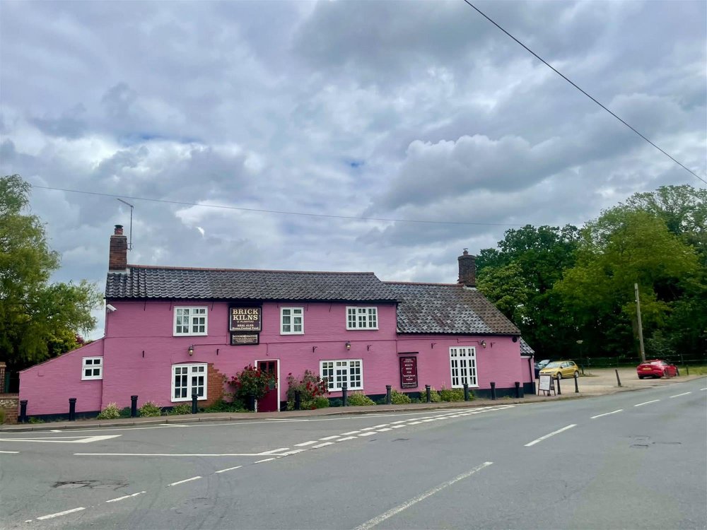 NORFOLK - FOOD-LED COUNTRY PUB WITH LARGE CAR PARK AND THREE LETTING ROOMS
