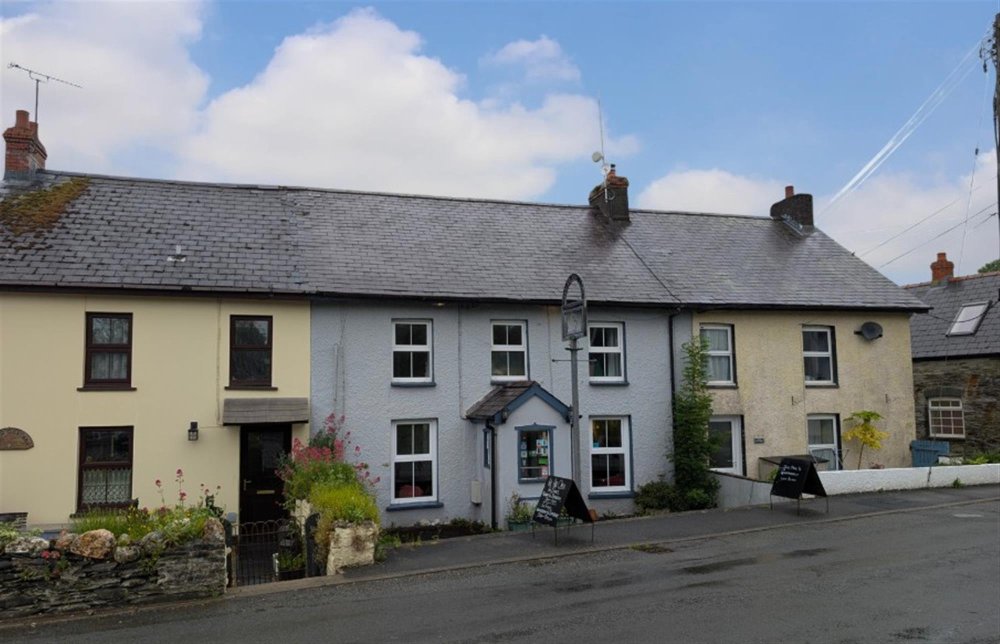 CARMARTHENSHIRE - TRADITIONAL VILLAGE PUB WITH ADDITIONAL ONE BEDROOM COTTAGE