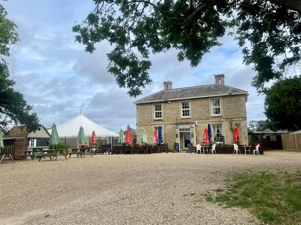 CAMBRIDGESHIRE - COUNTRY PUB WITH HUGE BEER GARDEN