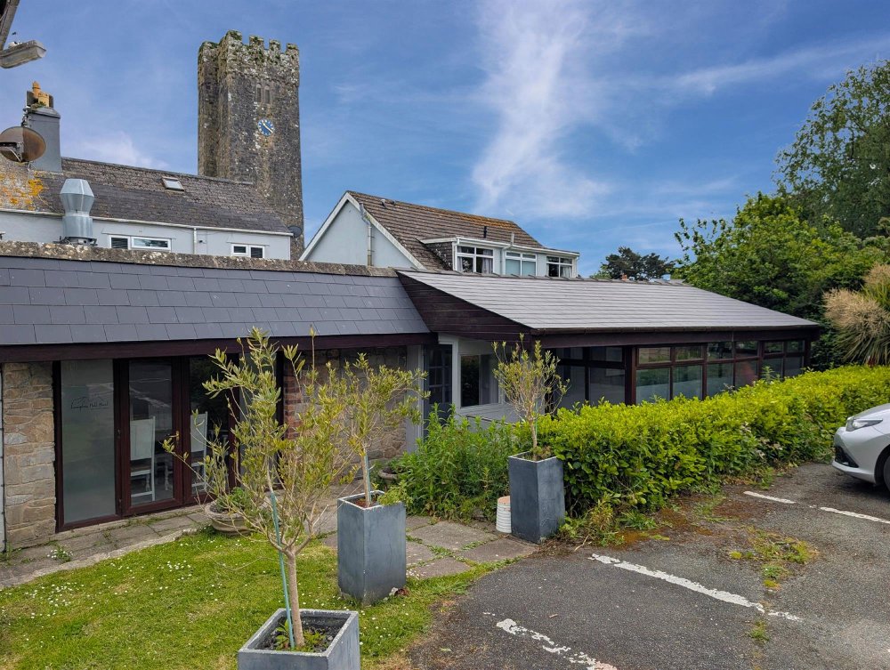 PEMBROKESHIRE - NEWLY RENOVATED 58 SEATER BAR & BISTRO FORMING PART OF HOTEL IN TOURIST DESTINATION