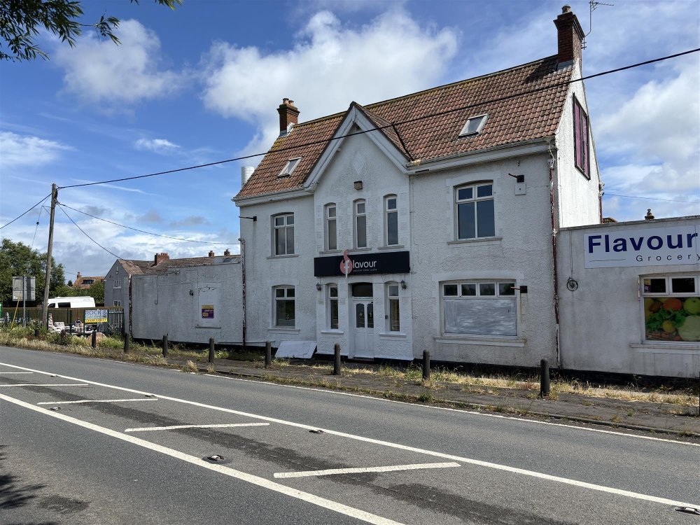 SOMERSET - PROMINENT ROADSIDE RESTAURANT NEAR COASTAL TOWN