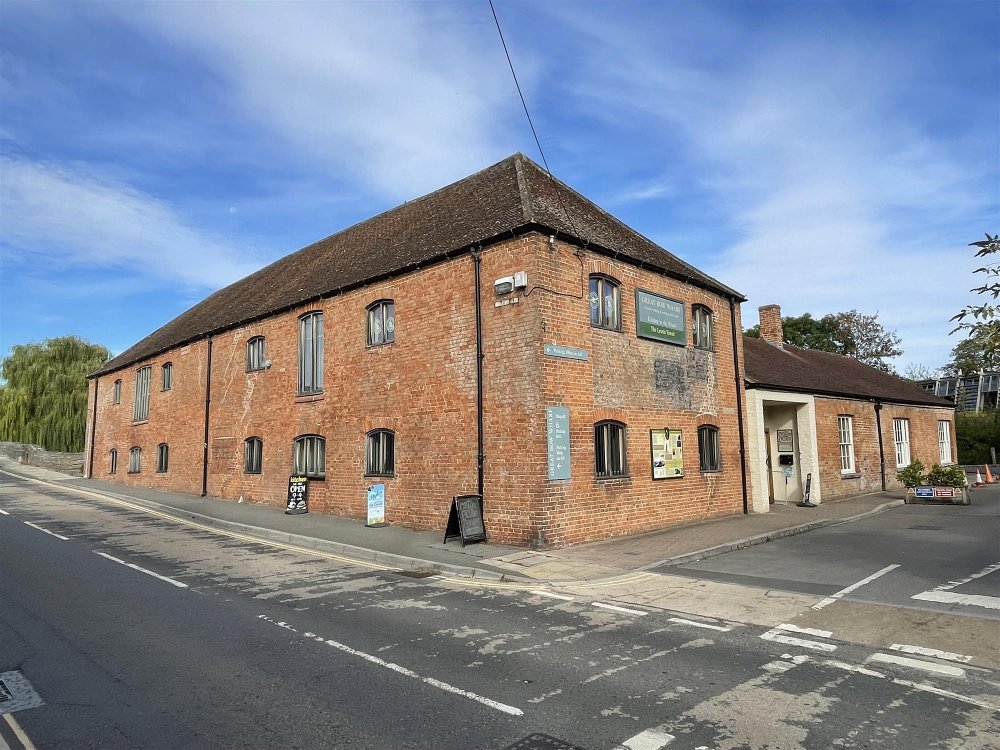 SOMERSET – ATTRACTIVE RIVERSIDE MULTI-USE COMMERCIAL INVESTMENT
