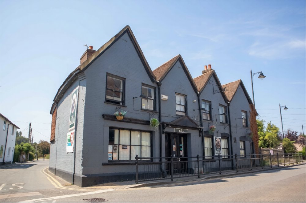 KENT - SIX BEDROOM PUBLIC HOUSE TO LET