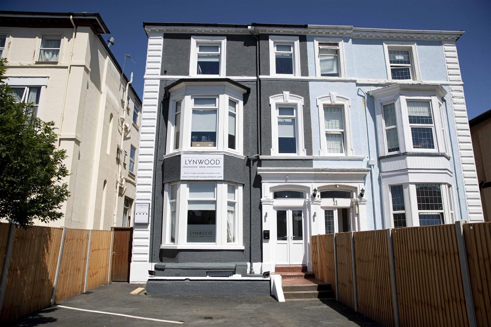 MERSEYSIDE - 11 BEDROOM GUESTHOUSE AND 3 BEDROOM GARDEN APARTMENT IN POPULAR SEASIDE TOWN
