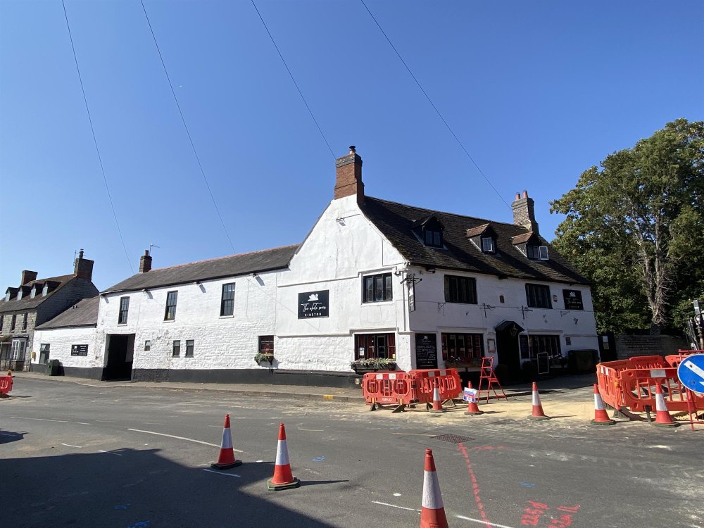 WARWICKSHIRE - SPACIOUS PUB/RESTAURANT WITH FUNCTION ROOM AND 7 EN SUITE LETTING BEDROOMS