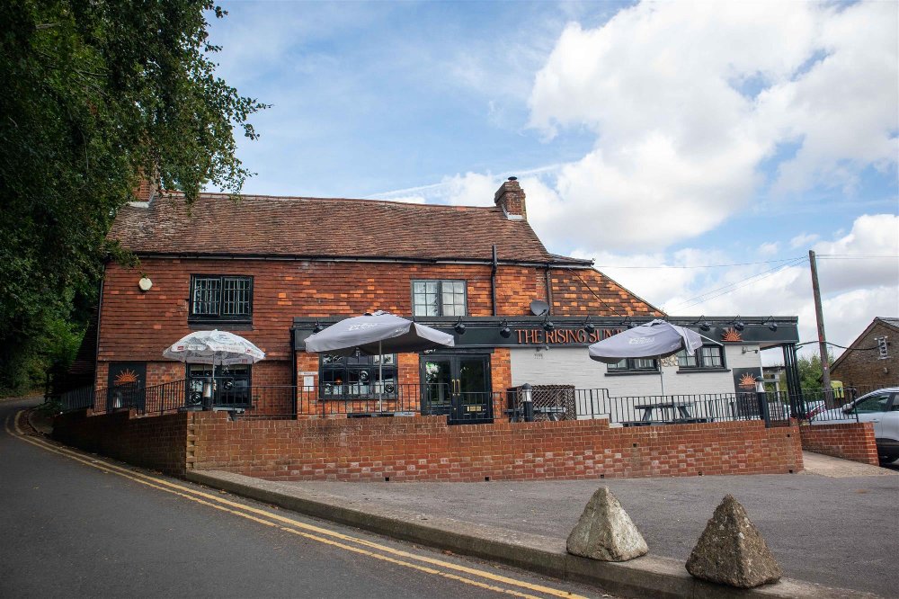 KENT - VILLAGE COUNTRY PUB WITH FIVE LETTING ROOMS TO LET