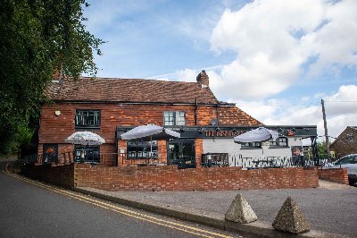 KENT - VILLAGE COUNTRY PUB WITH FIVE LETTING ROOMS TO LET