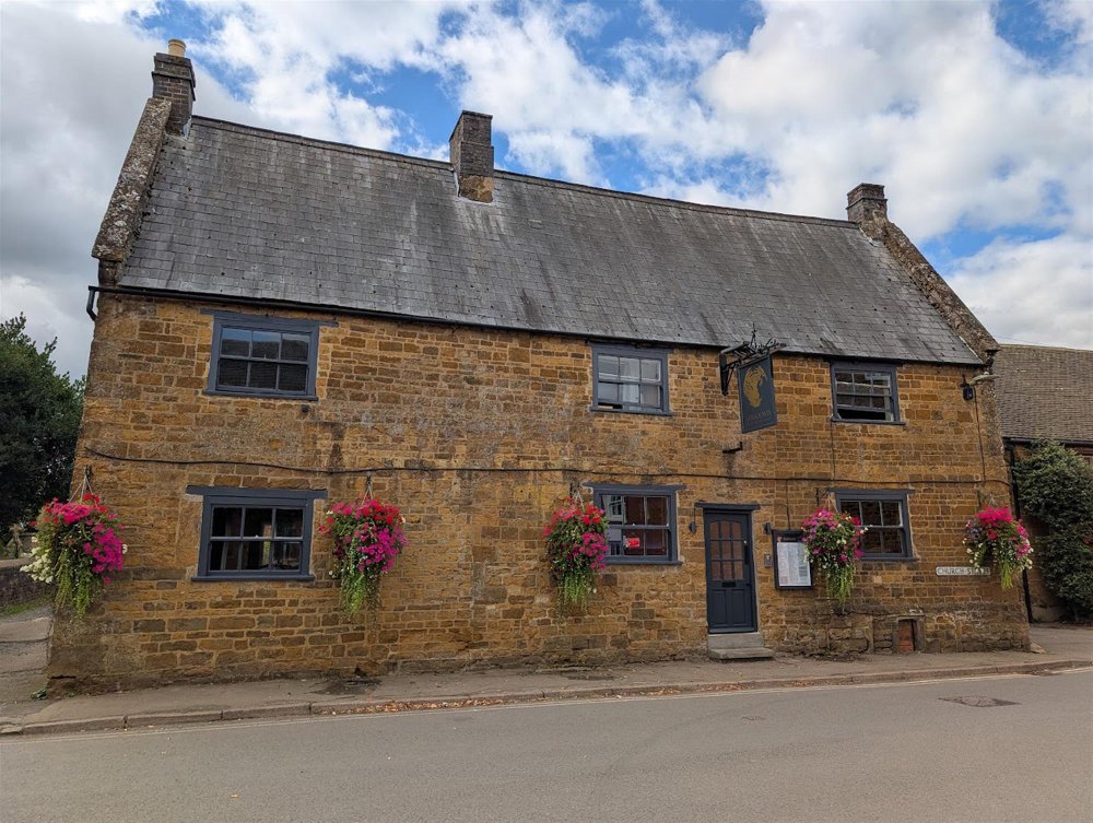 OXFORDSHIRE - ATTRACTIVE STONE-BUILT VILLAGE PUB/RESTAURANT